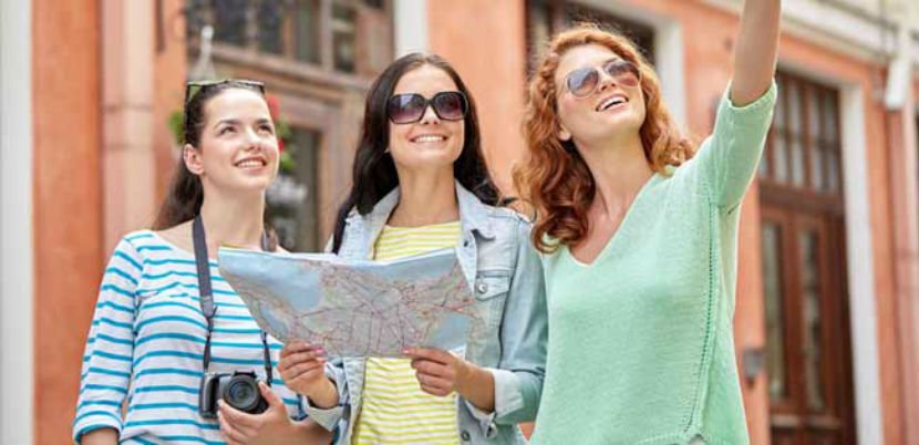 turistas haciendo visita con guías oficiales de turismo