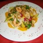 Restaurante Tres Siglos Entre la plaza del ayuntamiento y la catedral de la ciudad encontramos un lugar donde consiguen que la esencia y los sabores de Ávila queden plasmados en cada uno de sus platos y ese sabor tradicional nos encanta. Es el Restaurante Tres Siglos, que tiene un equipo con una experiencia más que demostrable en elegir productos frescos y de calidad. Este restaurante con tres alturas tiene capacidad para todo tipo de grupos y es que su es un lugar bastante grande y se adapta a las necesidades de los comensales. Tiene una carta extensa en la que podemos elegir desde los platos más tradicionales como un buen chuletón, un cochinillo bien crujiente, los judiones típicos de Ávila o una buena sopa castellana. Si hay alguien indeciso, no hay problema, porque se han encargado de preparar varios menús que atienden a todos los gustos. Ojo, todo esto manteniendo una muy buena relación calidad-precio. Coged cuchillo y tenedor ¡Y al ataque!