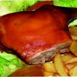 Restaurante Tres Siglos Entre la plaza del ayuntamiento y la catedral de la ciudad encontramos un lugar donde consiguen que la esencia y los sabores de Ávila queden plasmados en cada uno de sus platos y ese sabor tradicional nos encanta. Es el Restaurante Tres Siglos, que tiene un equipo con una experiencia más que demostrable en elegir productos frescos y de calidad. Este restaurante con tres alturas tiene capacidad para todo tipo de grupos y es que su es un lugar bastante grande y se adapta a las necesidades de los comensales. Tiene una carta extensa en la que podemos elegir desde los platos más tradicionales como un buen chuletón, un cochinillo bien crujiente, los judiones típicos de Ávila o una buena sopa castellana. Si hay alguien indeciso, no hay problema, porque se han encargado de preparar varios menús que atienden a todos los gustos. Ojo, todo esto manteniendo una muy buena relación calidad-precio. Coged cuchillo y tenedor ¡Y al ataque!