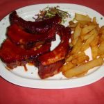 Restaurante Tres Siglos Entre la plaza del ayuntamiento y la catedral de la ciudad encontramos un lugar donde consiguen que la esencia y los sabores de Ávila queden plasmados en cada uno de sus platos y ese sabor tradicional nos encanta. Es el Restaurante Tres Siglos, que tiene un equipo con una experiencia más que demostrable en elegir productos frescos y de calidad. Este restaurante con tres alturas tiene capacidad para todo tipo de grupos y es que su es un lugar bastante grande y se adapta a las necesidades de los comensales. Tiene una carta extensa en la que podemos elegir desde los platos más tradicionales como un buen chuletón, un cochinillo bien crujiente, los judiones típicos de Ávila o una buena sopa castellana. Si hay alguien indeciso, no hay problema, porque se han encargado de preparar varios menús que atienden a todos los gustos. Ojo, todo esto manteniendo una muy buena relación calidad-precio. Coged cuchillo y tenedor ¡Y al ataque!