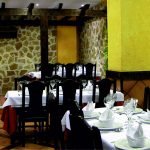Restaurante Tres Siglos Entre la plaza del ayuntamiento y la catedral de la ciudad encontramos un lugar donde consiguen que la esencia y los sabores de Ávila queden plasmados en cada uno de sus platos y ese sabor tradicional nos encanta. Es el Restaurante Tres Siglos, que tiene un equipo con una experiencia más que demostrable en elegir productos frescos y de calidad. Este restaurante con tres alturas tiene capacidad para todo tipo de grupos y es que su es un lugar bastante grande y se adapta a las necesidades de los comensales. Tiene una carta extensa en la que podemos elegir desde los platos más tradicionales como un buen chuletón, un cochinillo bien crujiente, los judiones típicos de Ávila o una buena sopa castellana. Si hay alguien indeciso, no hay problema, porque se han encargado de preparar varios menús que atienden a todos los gustos. Ojo, todo esto manteniendo una muy buena relación calidad-precio. Coged cuchillo y tenedor ¡Y al ataque!