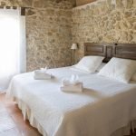 dormitorio el zaguan de cabanillas casas rurales para grupos en Segovia
