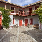 patio casa rural la madrigata casas rurales para grupos en León