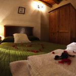 dormitorio la pavona casas rurales para grupos en Segovia