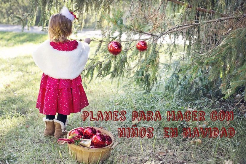 niña decorando un arból planes para hacer con niños